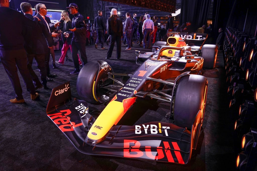 Der neue Formel-1-Rennwagen RB19 von Red Bull Racing wird während einer Veranstaltung enthüllt.