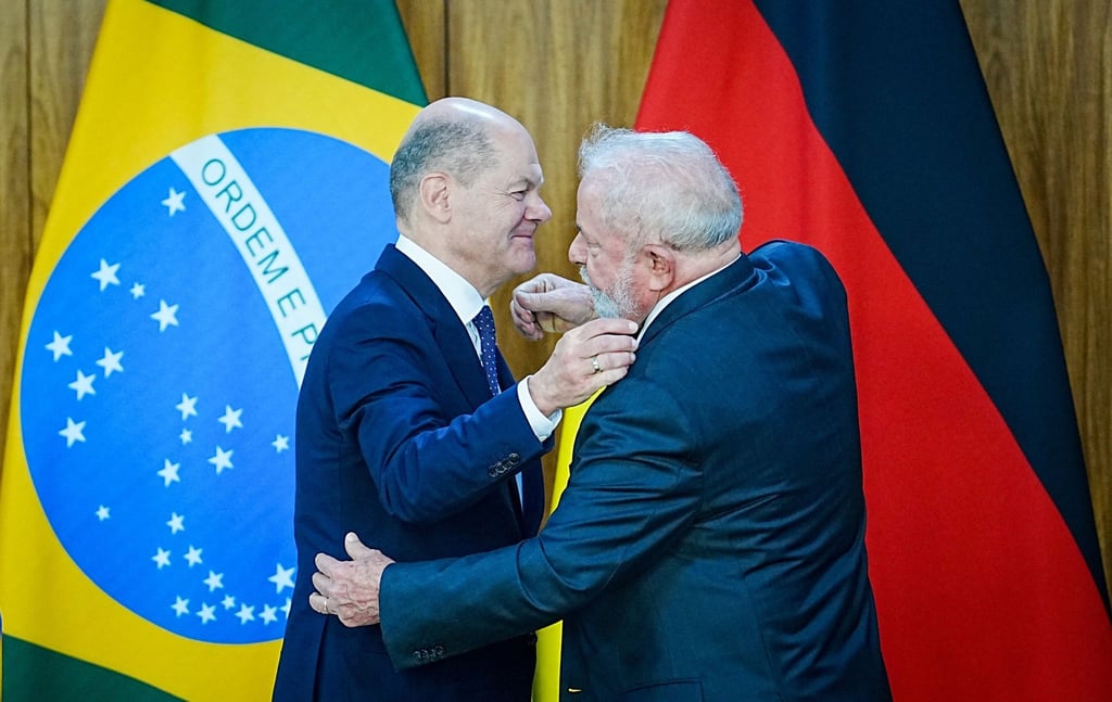Bundeskanzler Olaf Scholz umarmt beim Staatsbesuch in Brasilien Ende Januar Präsident Luiz Inácio Lula da Silva (r). Vor Ort zeigte Scholz sich zuversichtlich, dass es beim Freihandelsabkommen rasch zu einem Abschluss kommt.