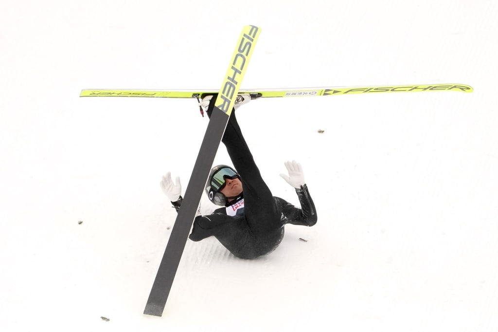Akito Watabe aus Japan stürzte im Springen des Mixed-Wettbewerbes.