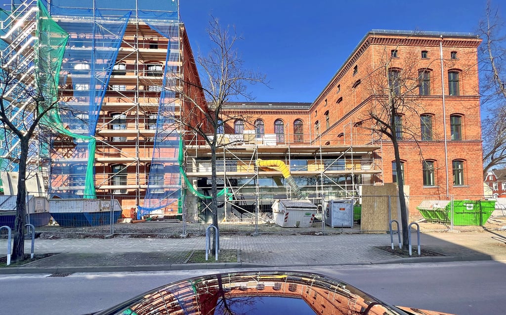 Die Gebäudehülle vom einstigen Roßlauer Goethegymnasium ist dicht, die Fassadenarbeiten aber erst zur Hälfte erledigt.