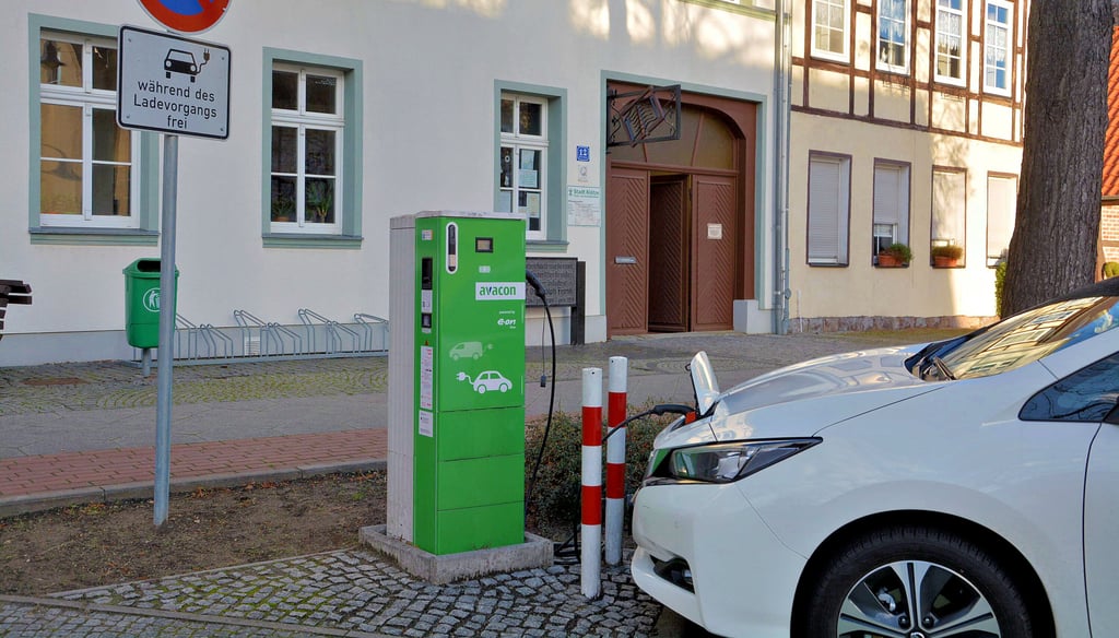 Öffentliche Ladestationen für Elektroautos, wie hier in Klötze, gibt es in der Verbandsgemeinde Beetzendorf-Diesdorf bisher nicht.