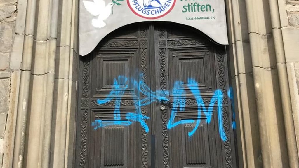 Die beschmierte Eingangstür der Kirche in Köthen.