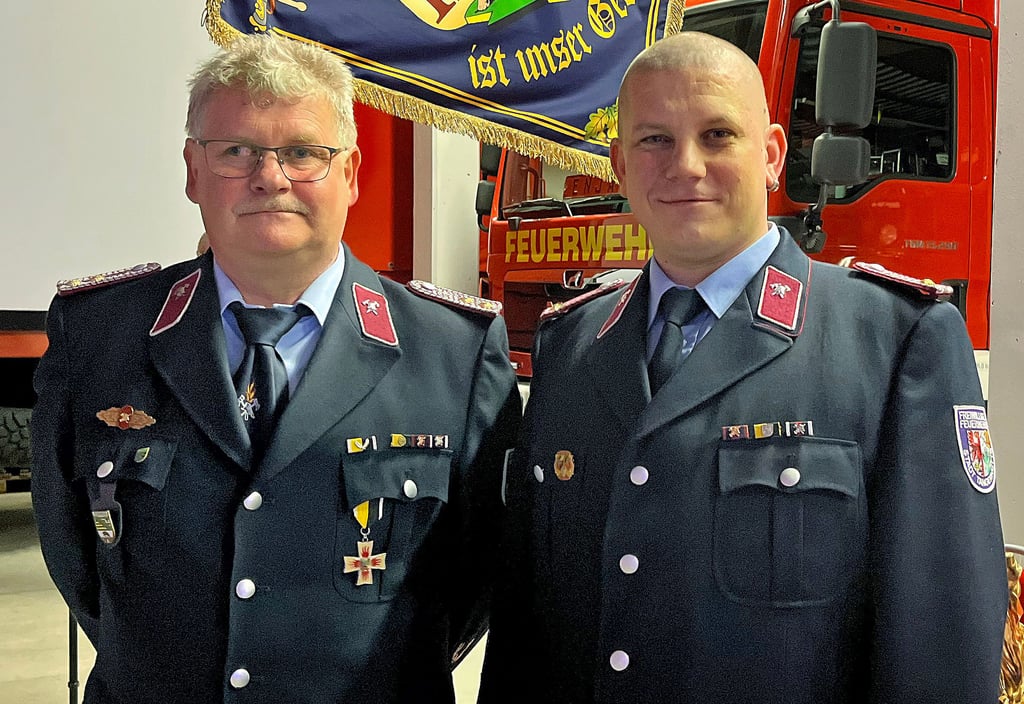 Der langjährige Ortswehrleiter Heiko Steinig-Pinnecke und sein neu gewählter Stellvertreter Kevin Schilling.
