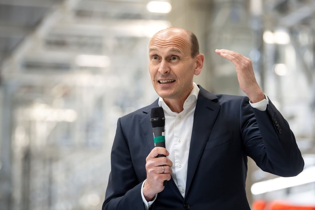 Ralf Brandstätter, Mitglied des Vorstands der Volkswagen AG für China, sieht „keine Hinweise auf Menschenrechtsverletzungen“ in dem umstrittenen Werk im Westen Chinas.