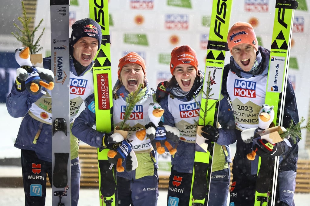 Skisprung-Weltmeister im Mixed-Team: Karl Geiger (l-r), Selina Freitag, Katharina Althaus und Andreas Wellinger.