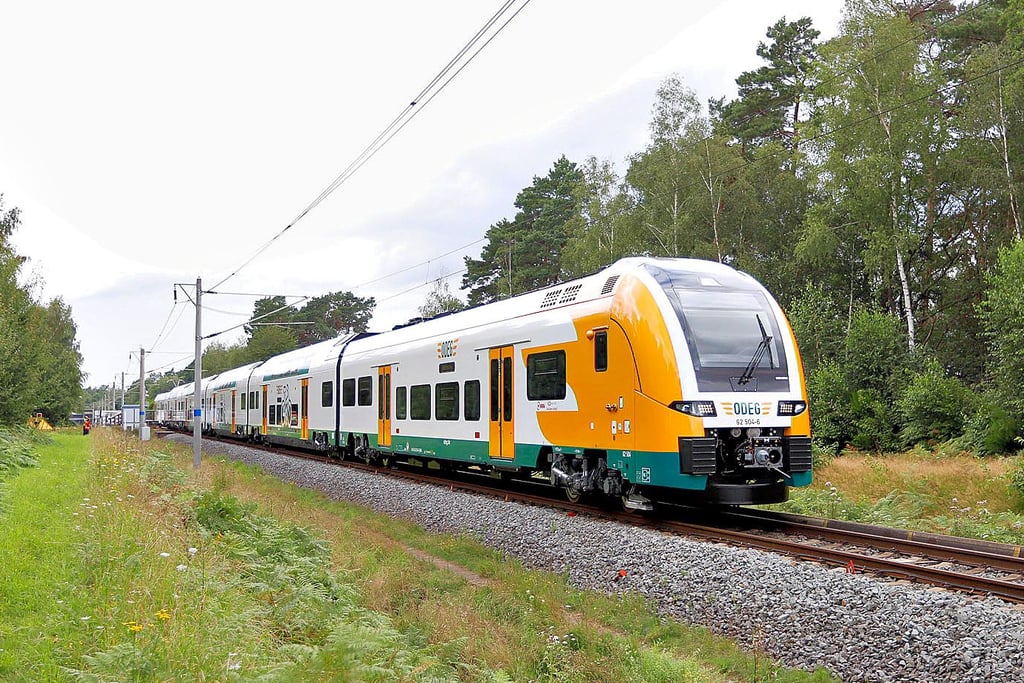 Der neue Regionalexpress zeigt sich in einer gelb-weißen Optik. In Möser hält er nur selten.