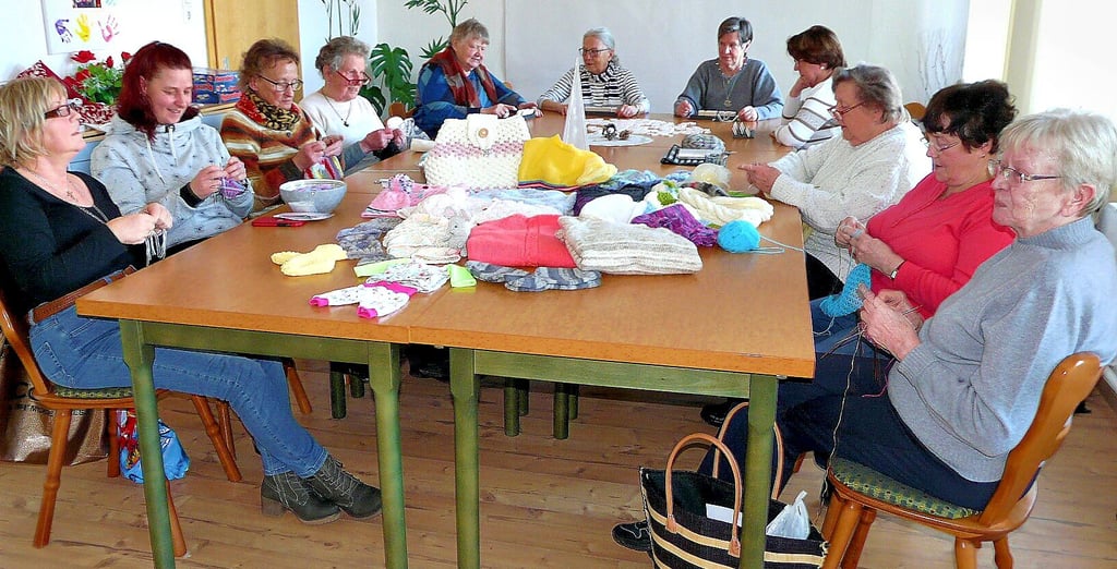 Die Frauen vom Benneckensteiner Strickkreis treffen sich seit zehn Jahren regelmäßig in der DLRG-Geschäftsstelle.