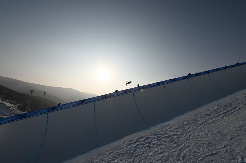Eine Snowboard-Fahrerin in Aktion.