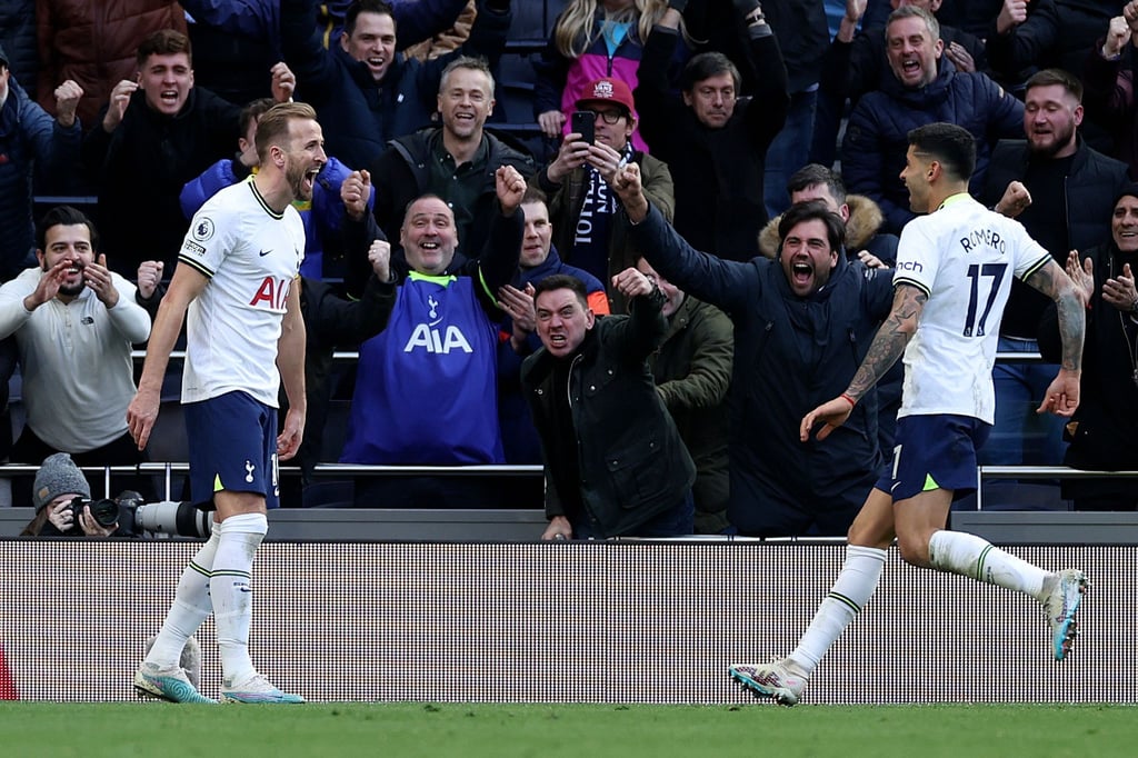 Harry Kane (l) von Tottenham Hotspur jubelt mit seinem Teamkollegen Cristian Romero über sein Tor zum 2:0.