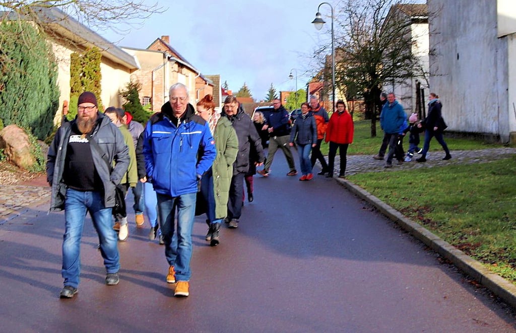 Rund 40 Paar Füße machten sich vom Domizil des Kleintierzuchtvereins in der Parkstraße auf, um die Börde zu erobern.