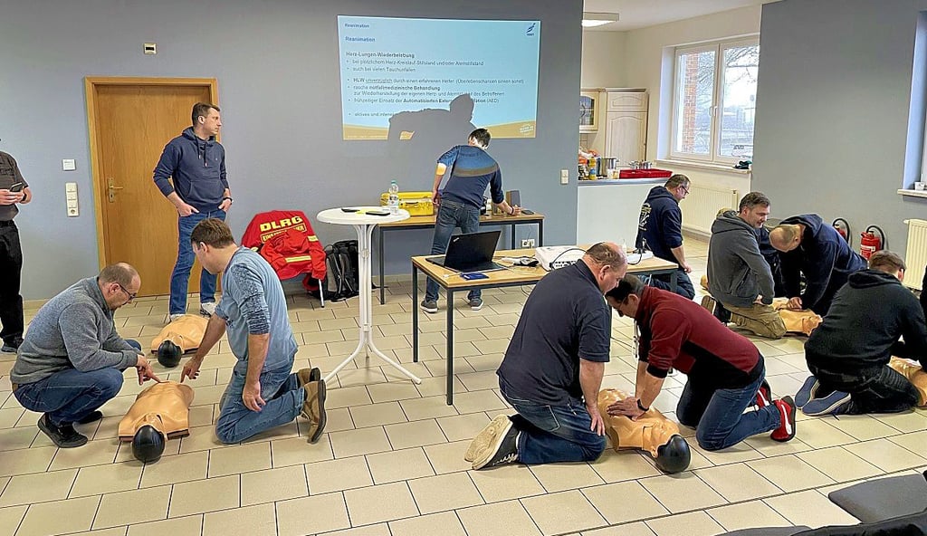 Bei der Weiterbildung „Medizin Praxis“ üben die Teilnehmer.