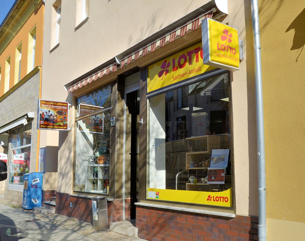 Im Lotto-Laden von Roswitha Hönig in der Steinstraße in Staßfurt spielen etwa 80 Prozent der Kunden auch Lotto. Es gibt einen guten Zulauf an Spielern.