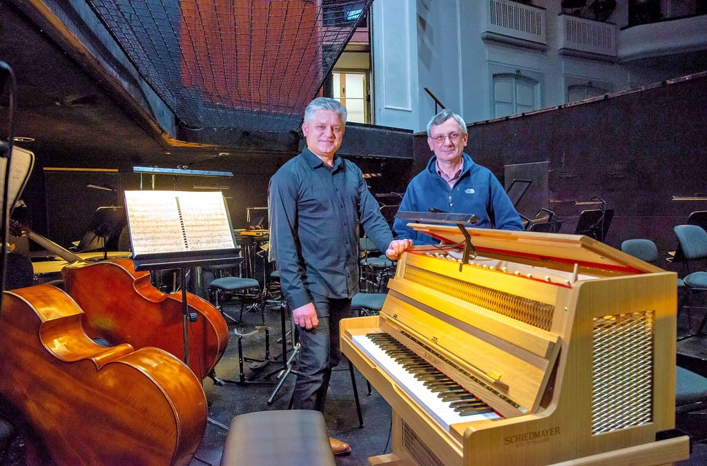 Generalmusikdirektor Markus L. Frank (links) und Musikdramaturg Ronald Müller im Orchestergraben des Anhaltischen Theaters. Die neue Celesta des Theaters, die im Bild zu sehen ist, wurde mit Unterstützung der Stiftung der Freunde des Anhaltischen Theaters angeschafft.