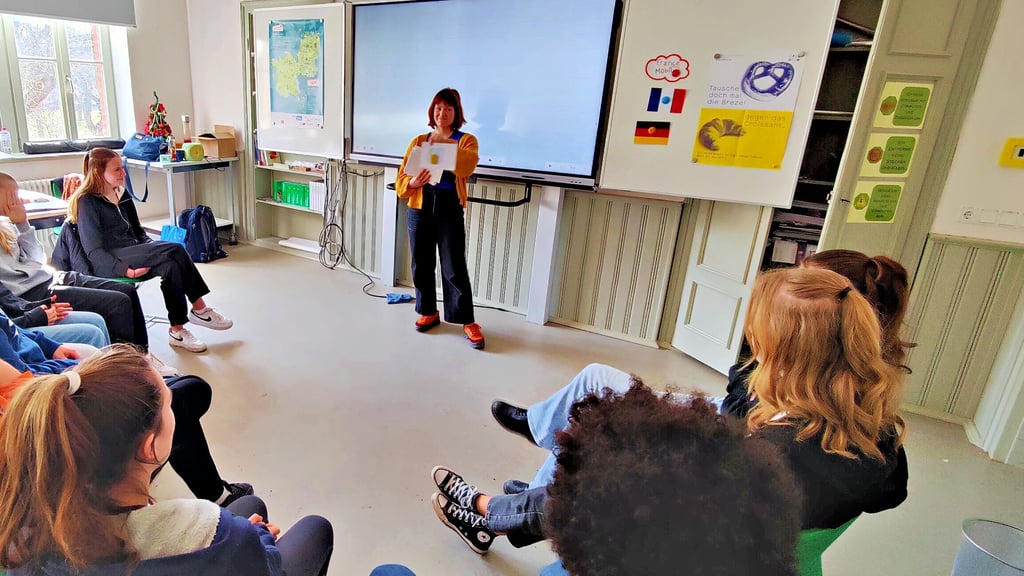Französisch-Unterricht der besonderen Art: Laurie Virtel von „FranceMobil“ übt mit den Schülern der Freien Gesamtschule in Lützen spielerisch das Erlernen der französischen Sprache.
