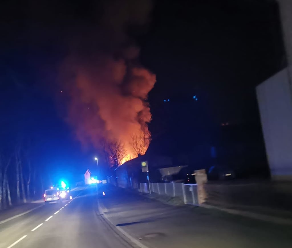 Ein großer Feuerschein hat sich direkt an der Landstraße zwischen Aderstedt und Bernburg aufgetan.