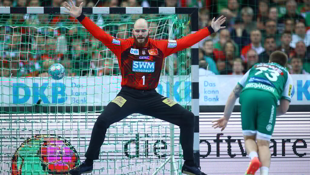 Mike Jensen konnte im SCM-Tor die Niederlage beim SC DHfK Leipzig auch nicht verhindern. Hier muss er sich bei einem Siebenmeter von Viggo Kristjansson geschlagen geben.