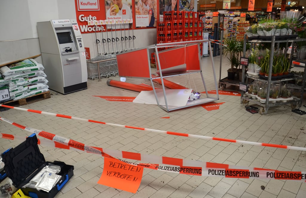 Der Geldautomat im Kaufland Staßfurt war Ziel von Einbrechern, die mit Hilfe eines Fahrzeugs in den Eingangsbereich eindrangen.