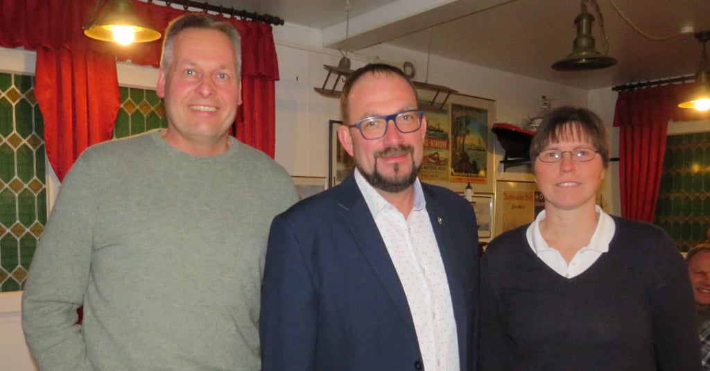 Kay Gericke (Mitte), mit den Vorsitzenden des SPD-Ortsvereins Biederitz-Gerwisch, Dirk Haake und Birgit Gerlach.