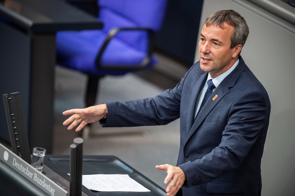 Johann Saathoff (SPD) spricht bei der 115. Sitzung des Bundestages zu den Abgeordneten.