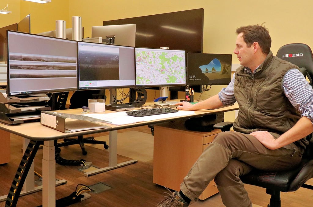 Philipp Nahrstedt, Leiter des Betreuungsforstamtes Annaburg, schaut in der Waldbrandzentrale auf Bilder, die von der Kamera auf dem Feuerwachturm Arnsdorf geliefert werden. 