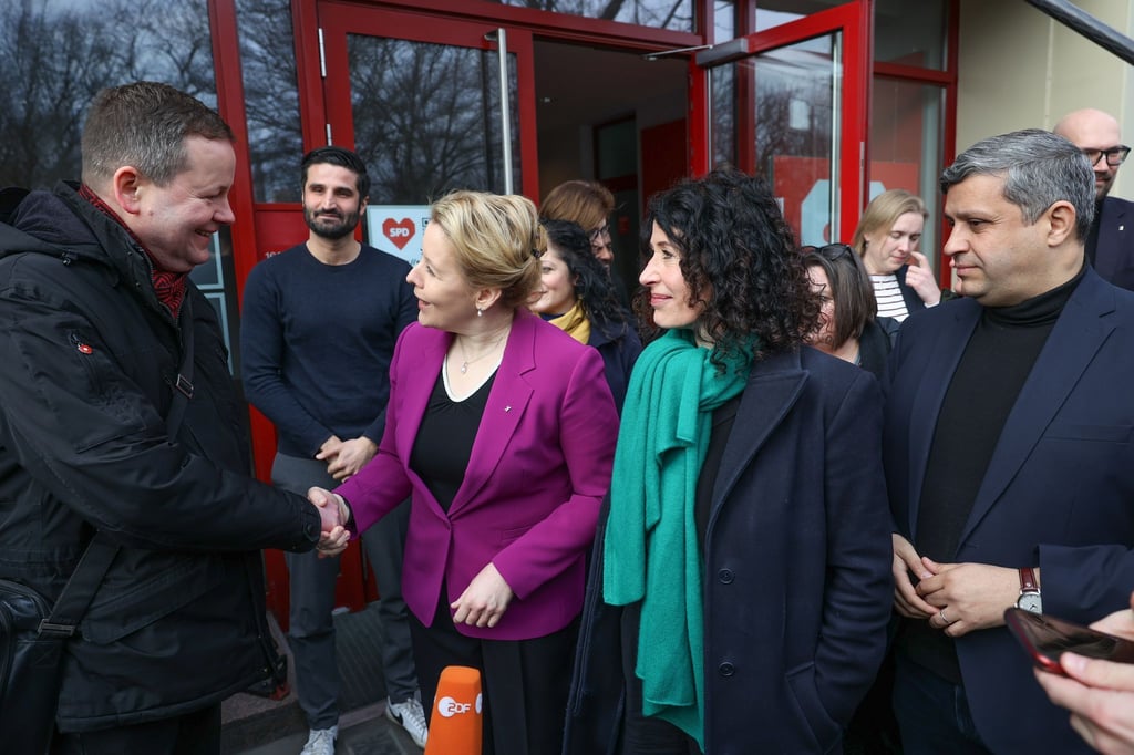 Zu sehen sind Klaus Lederer (Die Linke, l-r), Kultursenator von Berlin, Franziska Giffey (SPD), Regierende Bürgermeisterin von Berlin, Bettina Jarasch (Bündnis90/Die Grünen), Verkehrssenatorin von Berlin, und Raed Saleh (SPD).