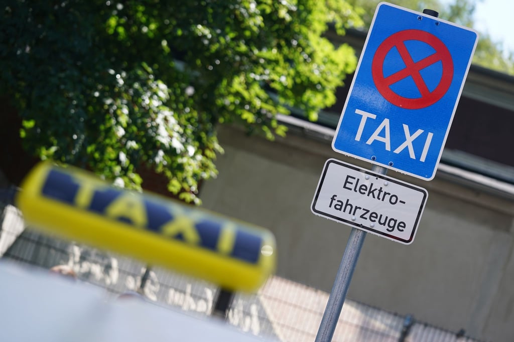 Ein E-Taxi steht an einer Schnellladesäule für Taxis am S-Bahnhof Eidelstedt.