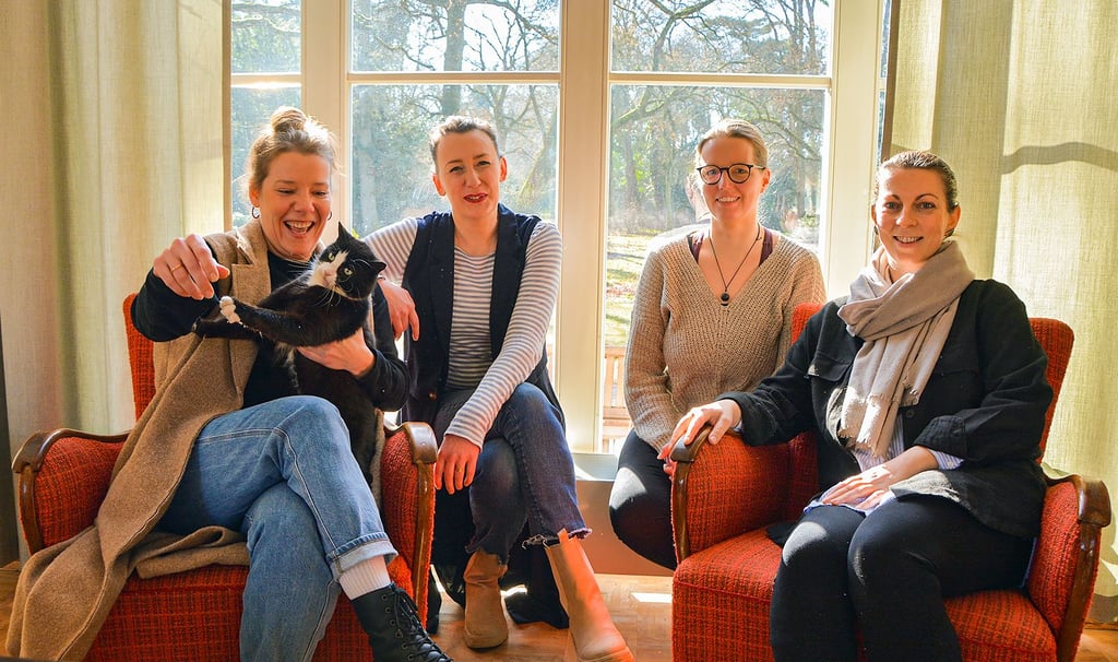 Das neue Team des Kavaliershauses Krumke (von links): Julia Wille (mit Peter), Aileen Maasdorff, Ricarda Magull und Annegret Spillner. Es fehlt: Enrico Potzesny.