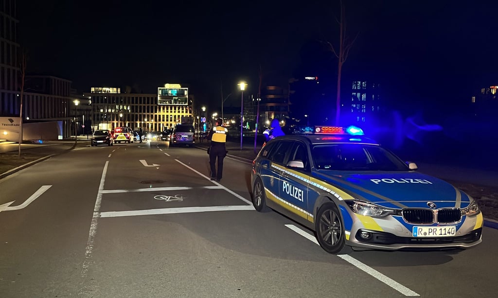 Ein Raser wollte sich einer Polizeikontrolle entziehen - ein Beamter schoss deshalb „mehrmals gezielt“ auf die Reifen des Autos, teilte ein Polizei-Sprecher mit.