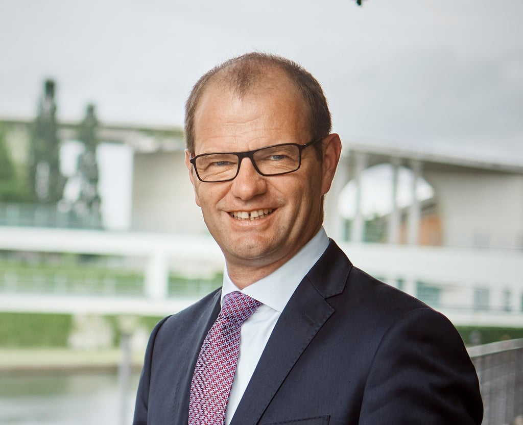 50-Hertz-Chef Stefan Kapferer lächelt in die Kamera.