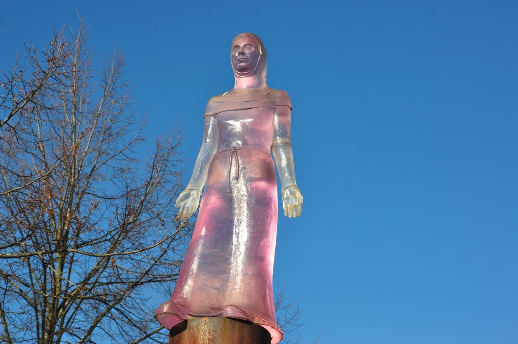 Die Skulptur von Susan Turcot auf dem Fürstenwall zeigt eine der bedeutenden Frauen des Mittelalters in der Elbestadt: Mechthild von Magdeburg. Insgesamt ist ein Ziel der heutigen Frauenaktionstage, die Bedeutung von Frauen in der Entwicklung der Stadt stärker ins Bewusstsein zu rücken.