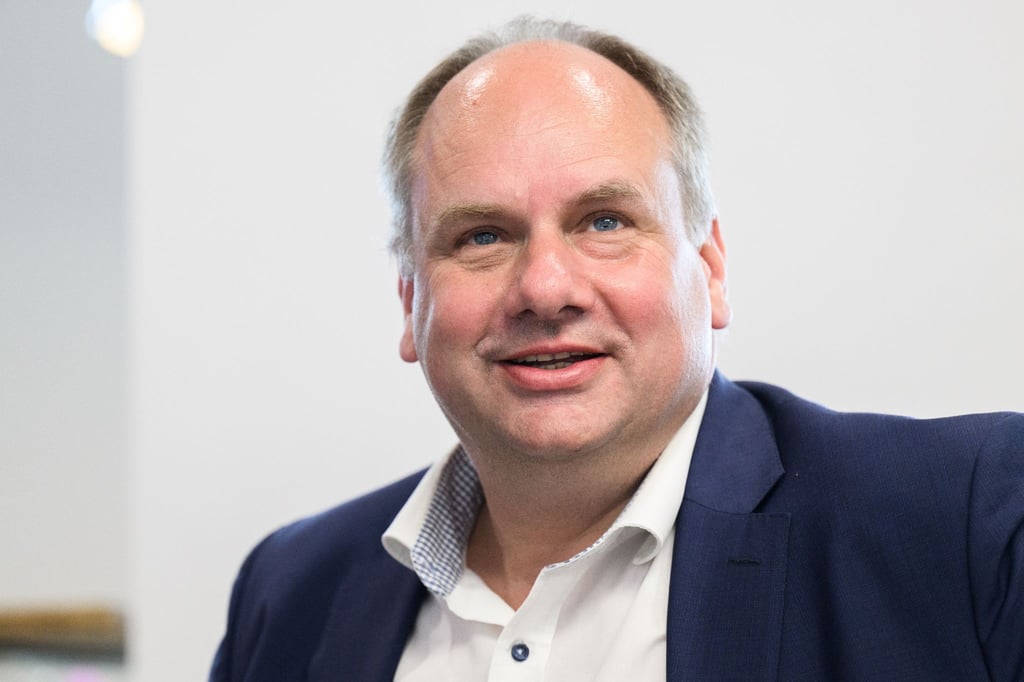 Dresdens Oberbürgermeister Dirk Hilbert nimmt an einem Medientermin teil.