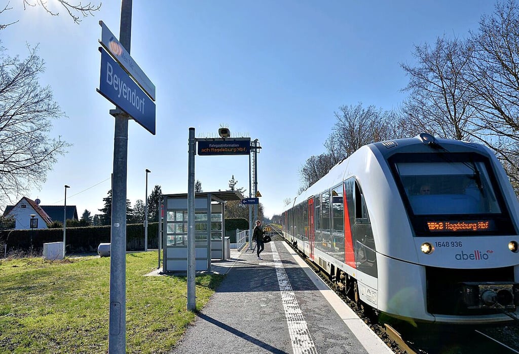 Eine Regionalbahn hält in Beyendorf in Magdeburg.