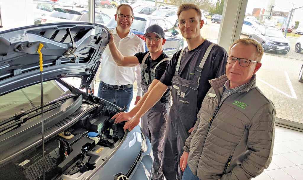 Im Autohaus Hotz Gardelegen freuen sich Serviceleiter Thomas Elster (links) und Werkstattleiter Thomas Constabel (rechts), dass Leon Holz und Malte Kämpfer (Zweiter v. li.) ihre Prüfung erfolgreich gemeistert haben. Mit Mahmoud Mahmoud bestand sogar ein dritter Azubi, der inzwischen aber nicht mehr im Autohaus ist. Über Bewerbungen von Interessenten auf einen Ausbildungsplatz freuen sich die Hotz-Mitarbeiter.