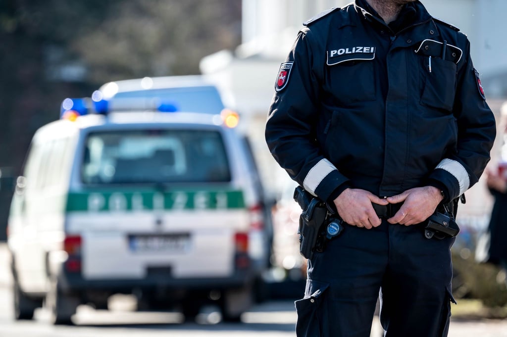 Ein Polizist steht an der gesperrten Straße.