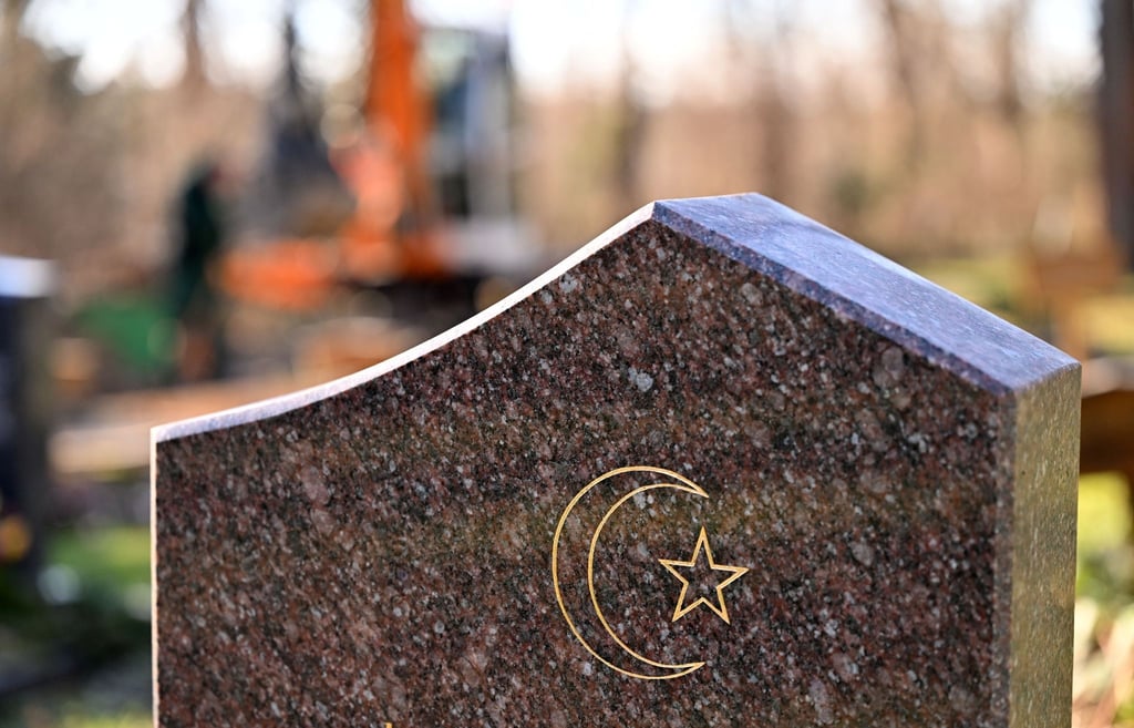Ein Grabstein mit dem Hilal-Symbol steht auf einem Grabfeld für muslimische Bestattungen.