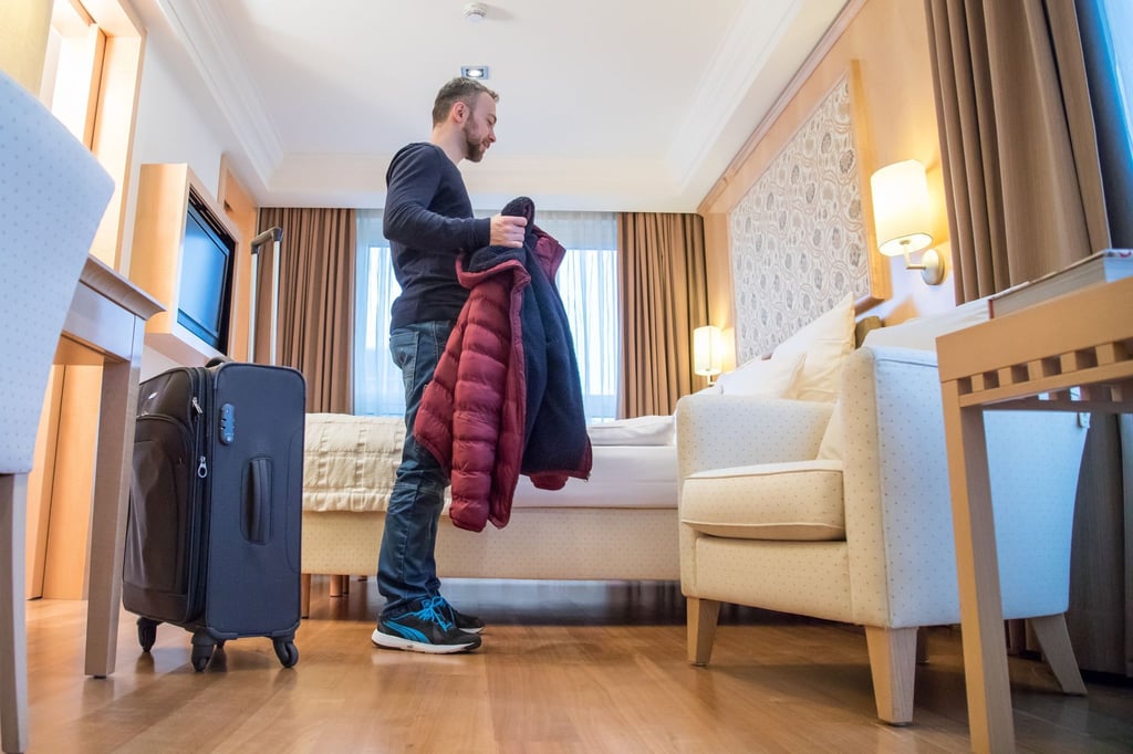 Energiezuschläge für Hotels und Herbergen sind laut der Verbraucherzentrale Berlin rechtens, müssen aber schon bei der Buchung transparent gemacht werden.