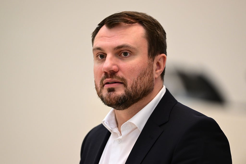 Der Brandenburger SPD-Fraktionschef Daniel Keller spricht in Potsdam.