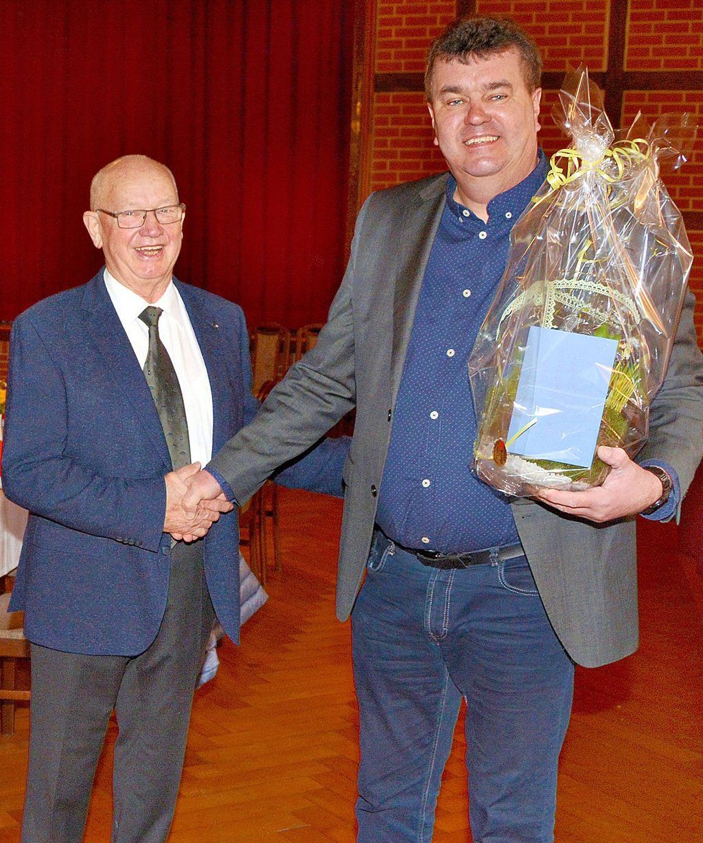 Vor gut einem Jahr gratulierte mit Bernd Prange (r.) der dienstälteste Bürgermeister der Verbandsgemeinde Seehausen seinem an Lebensjahren ältesten Amtsbruder Hans-Joachim Hildebrandt von der Gemeinde Aland in Groß Garz zum 75. Geburtstag.