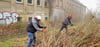 Ein Bild von den Arbeiten, die auf dem Gelände bereits stattgefunden haben: Jens Gritschke und Bertin Djunga, Mitarbeiter der Firma Peckruhn, haben  das Gebäude von wildgewachsenenen Sträuchern befreit. 