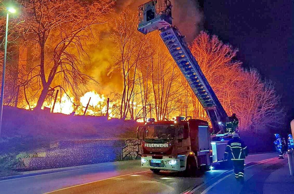 Lichterloh steht die Halle direkt an der Landstraße zwischen Aderstedt und Bernburg in Flammen.
