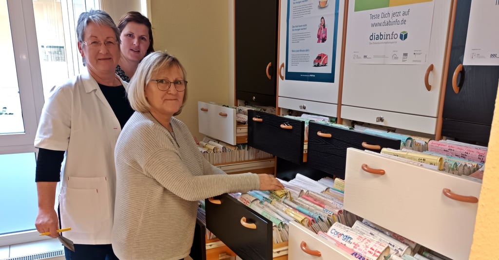 Katrin Krüger, Dr. Beatrix Haake (Mitte), Annelore Henschel (vorn) und ihre Kolleginnen bewältigen zwischen 1300 und 1500 Patienten. Trotzdem wird die Hausärtin noch einige neue Patienten aufnehmen, um die Situation zu entspannen.