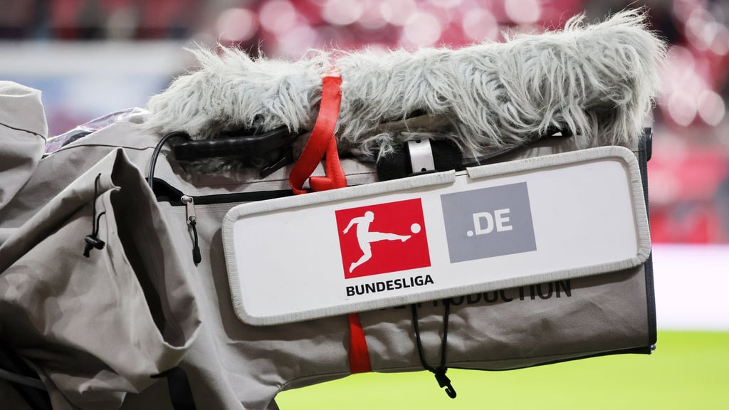 Die 36 Teams der Bundesligen müssen sich entscheiden, wie sie mit den TV-Einnahmen umgehen wollen.