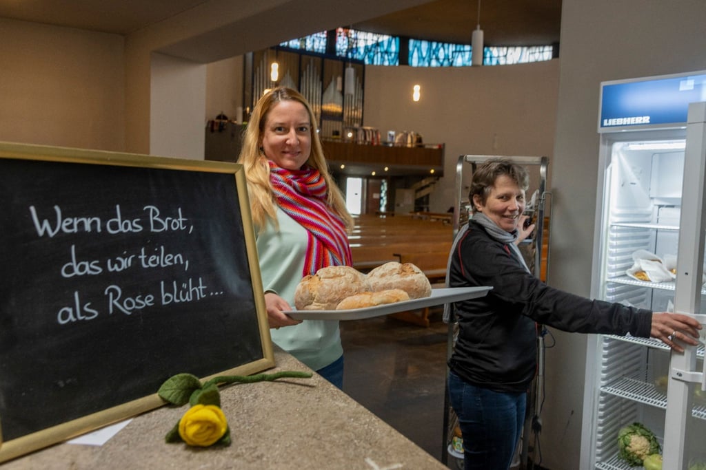 Foodsharing engagiert sich bundesweit bei der Verteilung noch genießbarer Lebensmittel. Wer etwas zu essen braucht, kann sich am Offenen Kühlschrank bedienen. Wer Essbares nicht mehr benötigt, kann es dort abgeben.