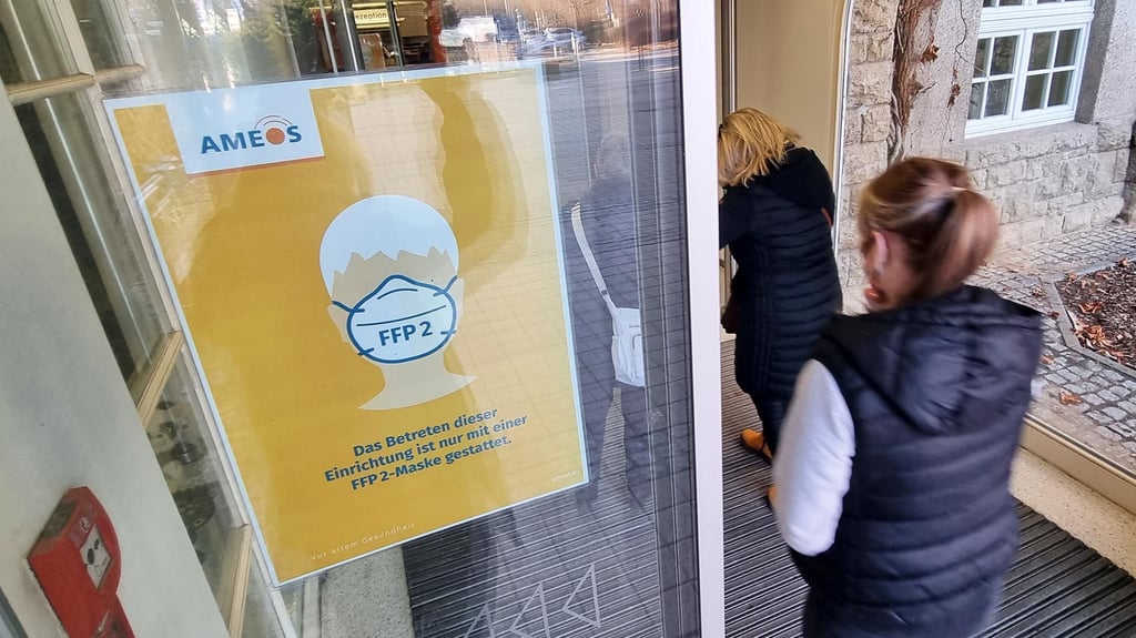Für Besucher gilt im Ameos-Klinikum in Aschersleben weiter die Maskenpflicht.
