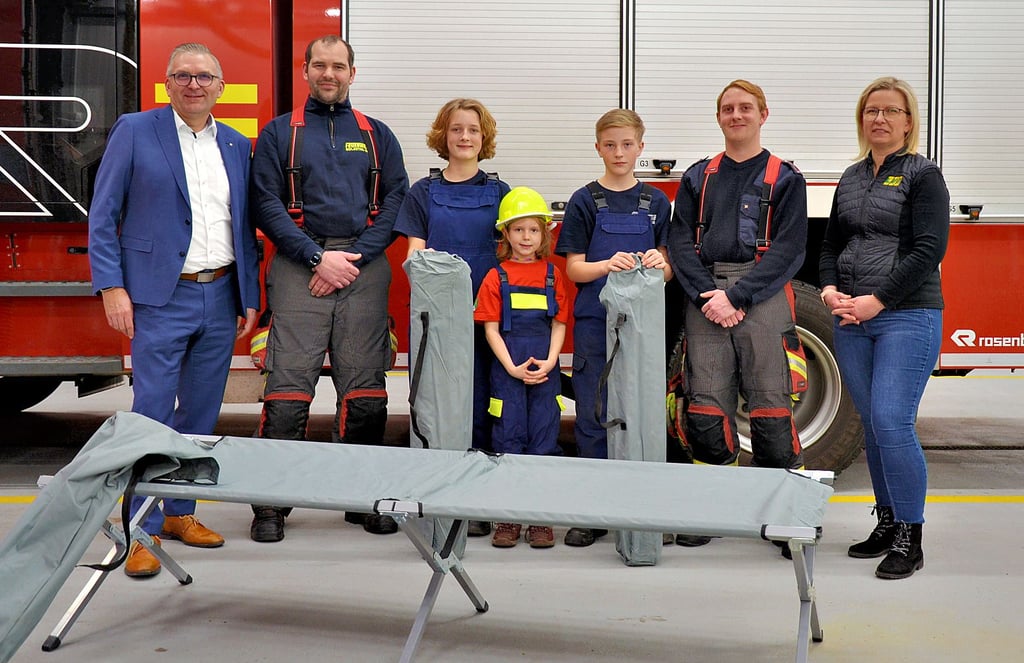 Andreas Hauer (2. v. l.) und der stellvertretende Jugendleiter Philipp Rosemund freuen sich mit den Nachwuchskameraden Jona (6, M.), Max (12) und Emmi (13) über die Spende der Ösa und der LVA.