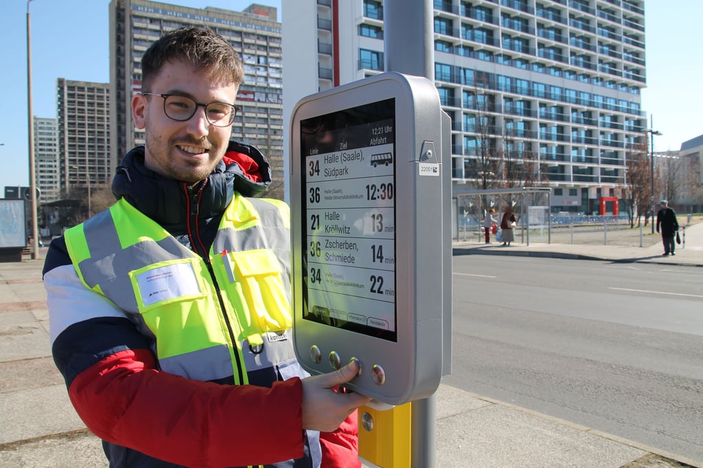 Wenn das Bussymbol auf der Anzeige erscheint, dann ist der Bus gleich da: Haltestellenmanager Maximilian Ulbricht am neuen Gerät an der Haltestelle "Am Bruchsee" in Neustadt
