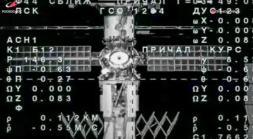 Auf diesem von der Roscosmos State Space Corporation veröffentlichten Foto ist im Vordergrund die Sojus-Kapsel MS-23 zu sehen, während sie an die Internationale Raumstation (ISS) andockt.