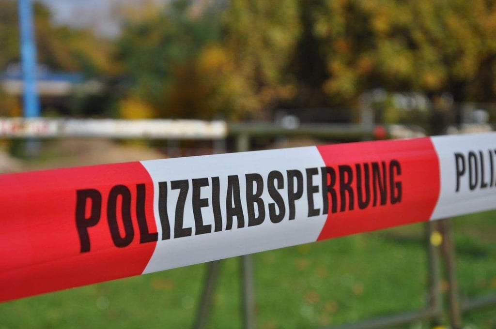 Ein Mädchn ist vom Balkon im 3. Stock gestürzt: Die Polizei hat zum Unfallhergang in Thale Ermittlungen aufgenommen.