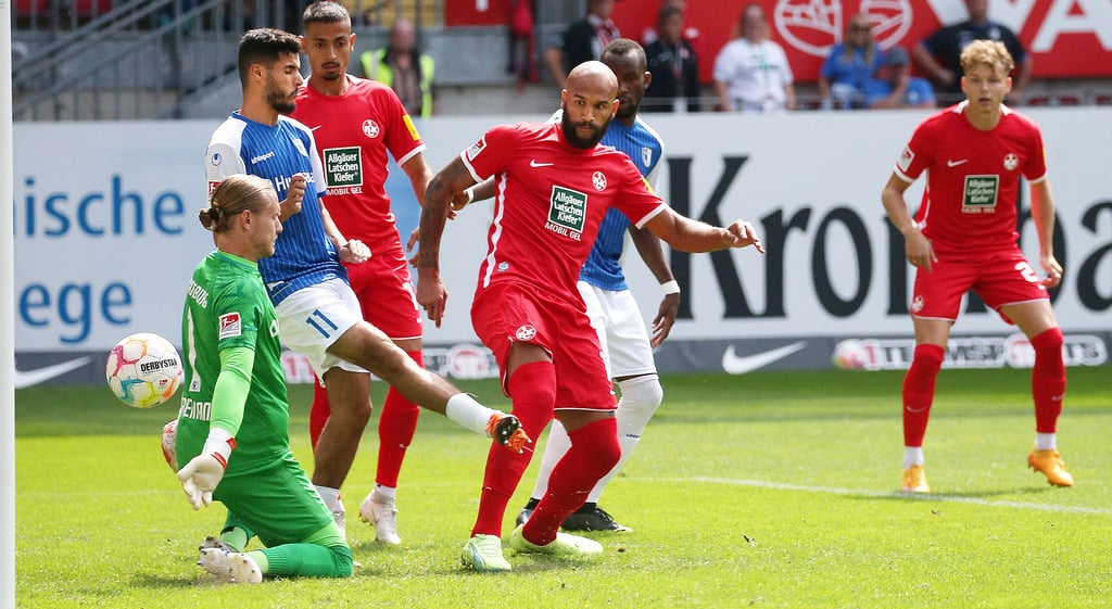 Erzielt hier das zwischenzeitliche 1:0 im Hinspiel für den 1. FC Kaiserslautern: Terrence Boyd. Der FCM um Torhüter Dominik Reimann, Mohammed El Hankouri (l.) und Silas Gnaka (r.) wird den 32-jährigen Stürmer in den Griff bekommen müssen.