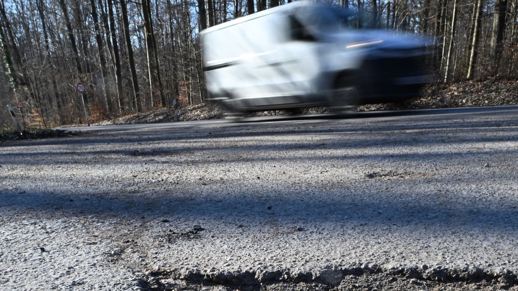 Ein Autofahrer ist auf einer Landstraße nahe Leipzig schwer verunglückt.